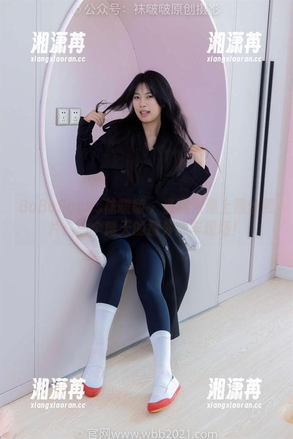 BoBoSocks袜啵啵-糯米 BoBoSocks袜啵啵 - 当糯米遇上黑丝照片:一个晴天的意外翻车现场!