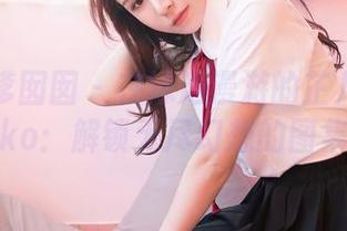 Feilin嗲囡囡 - 在泳池漫游的芷儿Momoko：解锁无尽幻想的图集