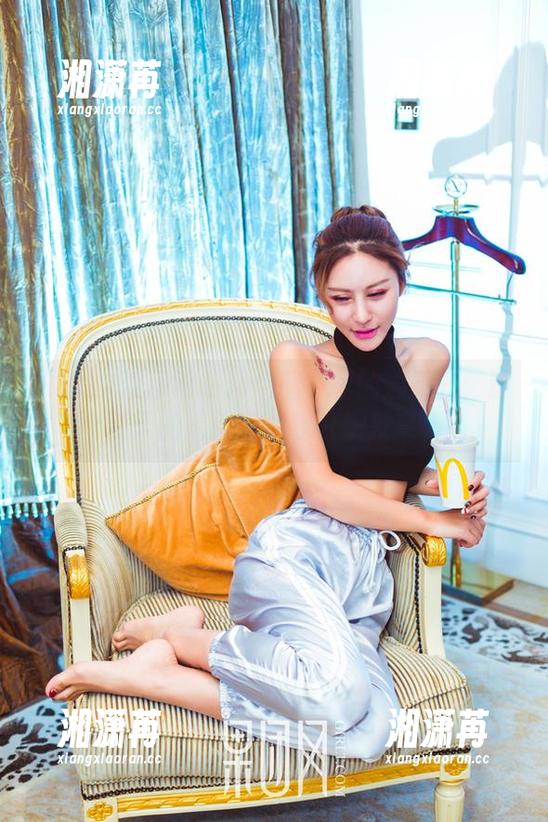GIRLT果团网-通灵儿 GIRLT果团网 - 粉色图集里的通灵儿:这个夏天的清新版‘我只想发呆’!