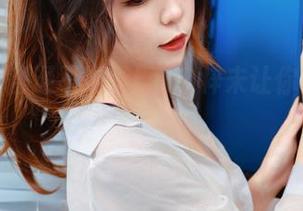白衬衫再普通不过，Leah梓未让你大开眼界的美图