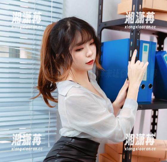 白衬衫再普通不过，Leah梓未让你大开眼界的美图