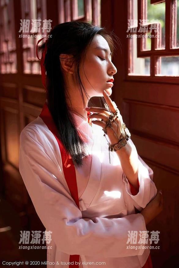 MiiTao蜜桃社-伊素妍 MiiTao蜜桃社 - 写真不止于清纯,伊素妍的图集简直是阳光下的魔法!