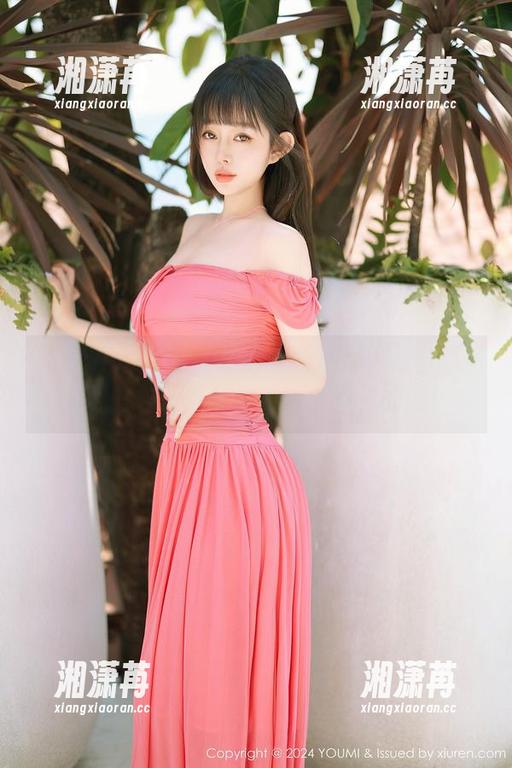 YouMi尤蜜荟 - 私拍泳衣系列：跟着心妍小公主一起游个泳，顺便看我的脸！