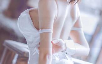 coser衣衣呈现的写真图库，少女前线紫雨心，让人想深一层啊。