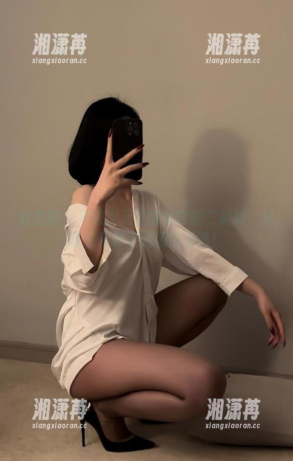 微密圈 - 突破次元壁的保守的二舅妈：站在吊带袜下的原图精选！