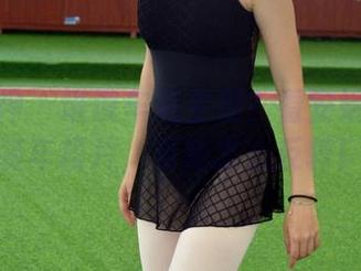 初夏女神 - 谁说车是主题?看安妮全套浅装车模片,看她怎么反转!