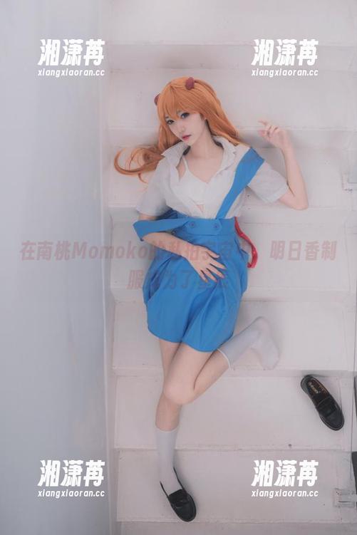 在南桃Momoko的私拍宇宙中，明日香制服成为了星辰