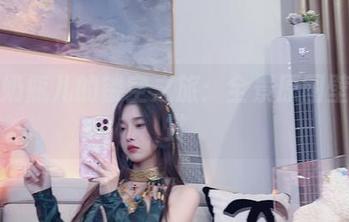 小小奶瓶儿的镂空之旅：全景原图壁纸欣赏
