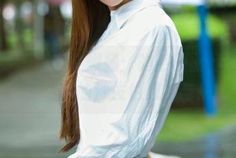 推女郎 - 真实性爆棚：吻熙原图，裸足写真让你的沙发也想参与！