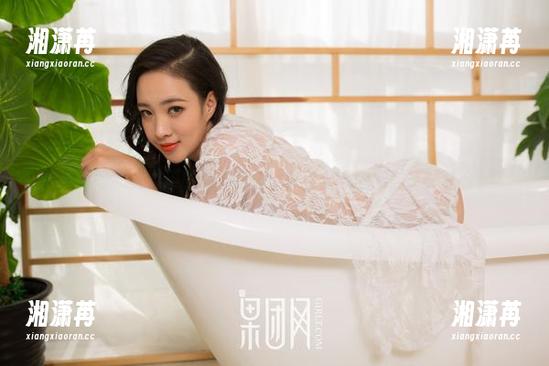 果团网-莫雅琪 果团网 - 莫雅琪的私拍套图:裤里丝与幽默的奇妙结合!