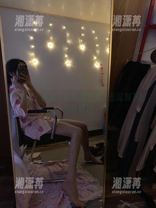 桃脱了 微密圈 - 桃脱了的美图狂欢:圣诞树下的暧昧瞬间