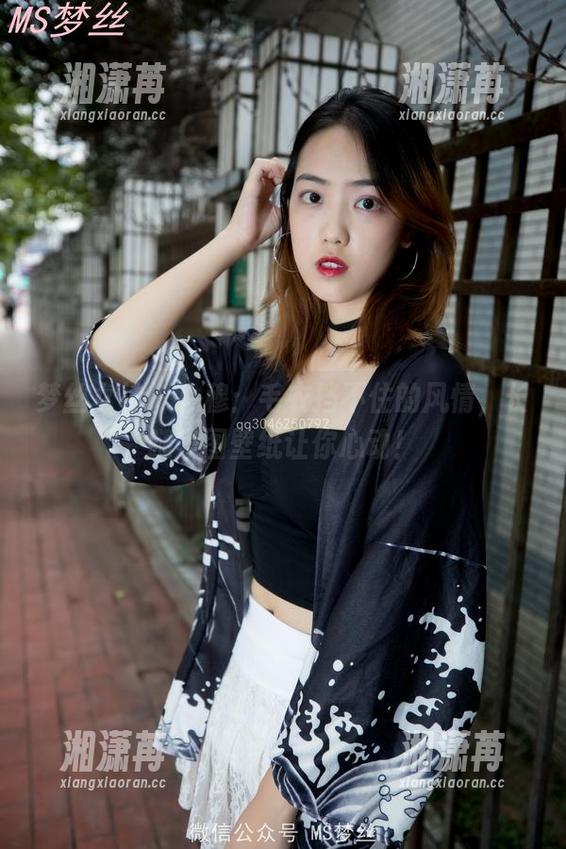 梦丝女神-小穆 梦丝女神 - 小穆:毛衣挡不住的风情,长腿美图壁纸让你心动!