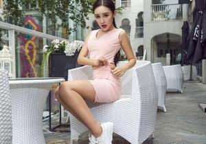 爱丝 - 若兮毛衣写真:怎么觉得她每件毛衣都自带闪光效果?