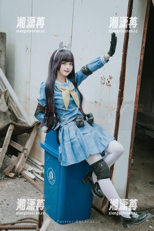 白莉爱吃巧克力 白莉爱吃巧克力在泳装美图中游动,其实她是在和影子赛跑吧?