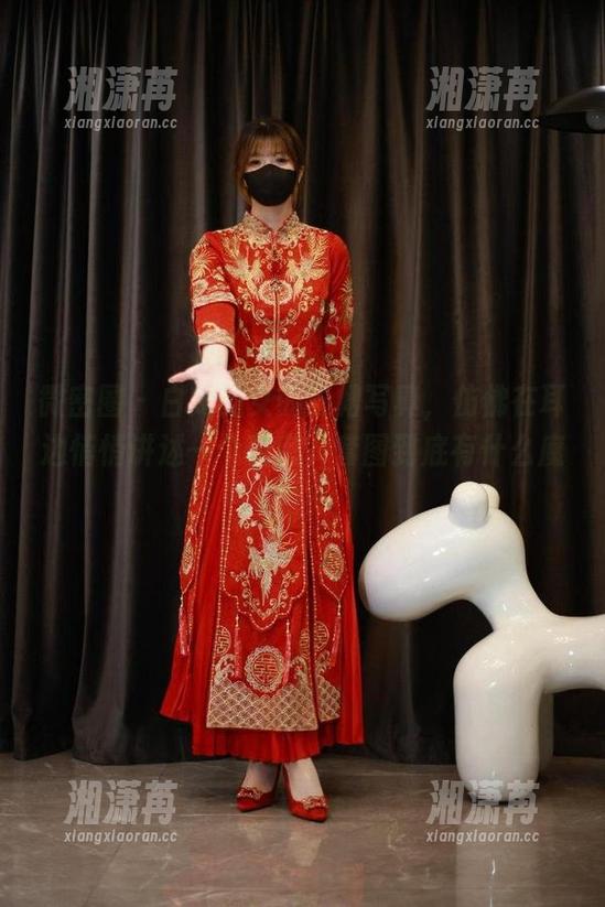 微密圈 - 白龙猫女的红裙写真，仿佛在耳边悄悄讲述一个秘密，套图到底有什么魔力？