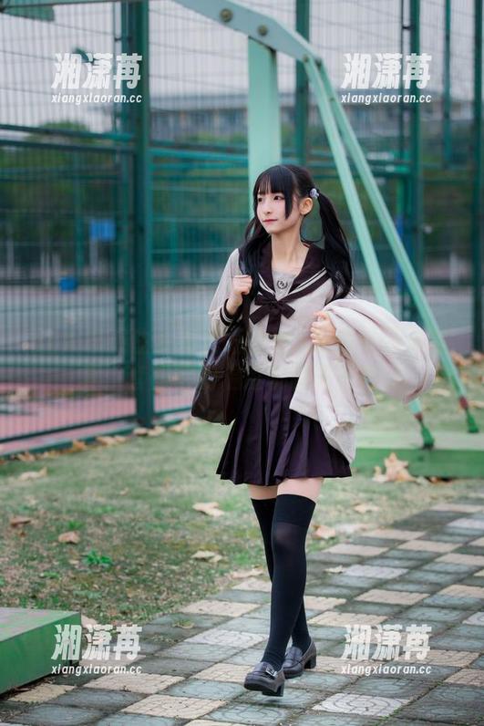 让人忍不住多看几眼的神楽坂真冬网袜写真：套图中的温度都跟着升高了