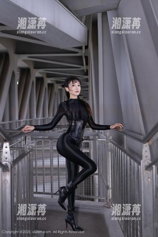 秀人网 - 从蕾丝内衣到全套写真：小九月的神秘诱惑