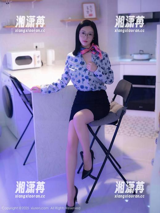 秀人网-小纯子 秀人网 - 小纯子带你看看美腿原图:图册里的秘密花园