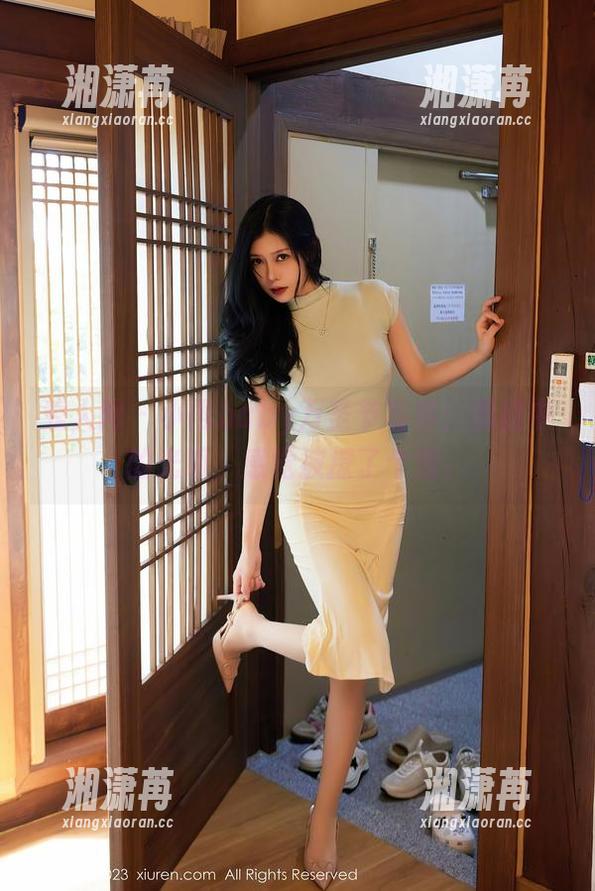 秀人网 - 小雨baby万圣节写真：黑暗中的光明，感觉被撩了个遍。