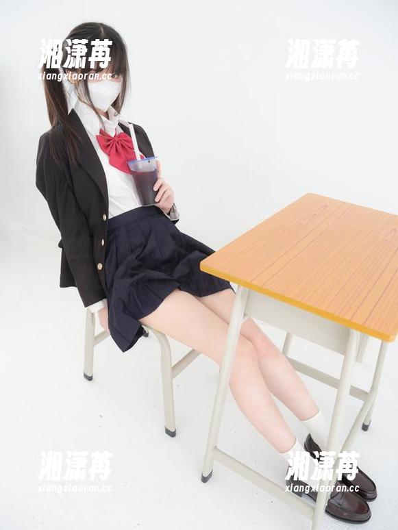 紧急企划-小恩 紧急企划 - 白衬衫的无尽可能:小恩的写真图集带你寻找光影中的柔和