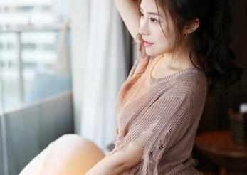 美媛馆 - 跟随王馨瑶的泳衣套图：水波间的微妙瞬间