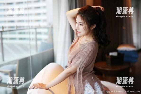 美媛馆 - 跟随王馨瑶的泳衣套图：水波间的微妙瞬间