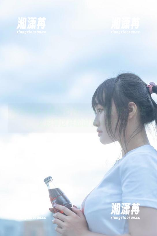 高清写真与脱尾巴Mizuki的皮衣：该怎么形容这样的时尚冲击？