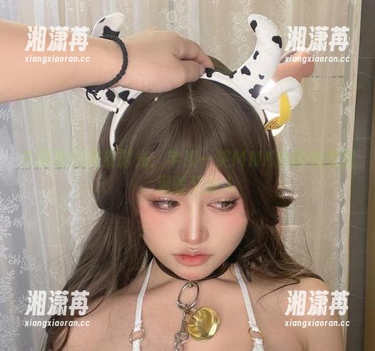 在厨房的调皮时光：芊川一笑MNK的厨娘套图，温暖又撩人