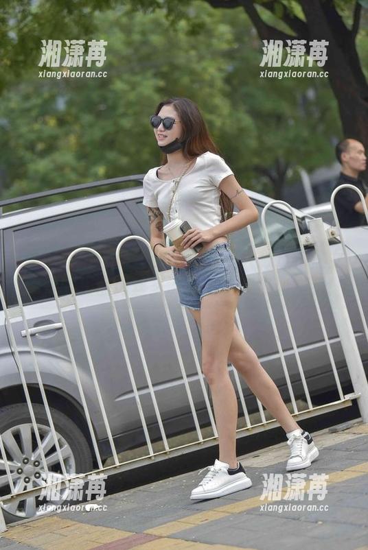 魔镜街拍-婷婷 魔镜街拍 - 超冷的免费图片大放送:熟女婷婷的极品肉丝圣诞美人令人热血沸腾!