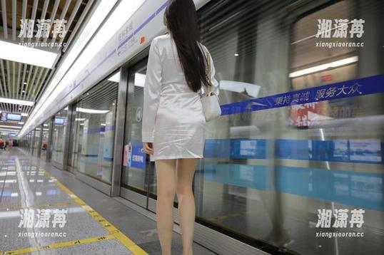 魔镜街拍 - 午后阳光下，婷婷的包臀灰裙和薄丝交织，在线的美好不可错过！