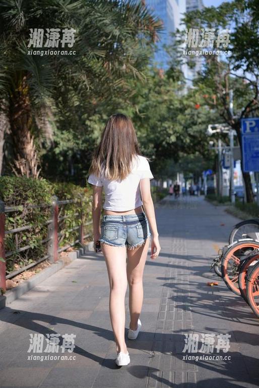魔镜街拍-萌宝儿 魔镜街拍 - 萌宝儿的包臀裙肉丝:在商业广场的高清写真集大探险