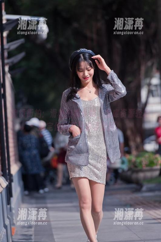 魔镜街拍 魔镜街拍:滑板热裤小妹,图库资源轻松搞定你的夏日清凉穿搭!